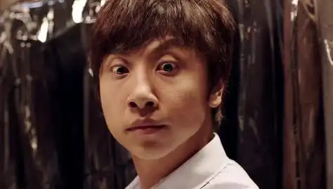 《李茶的姑妈》片段:黄才伦偷看卢靖姗换衣服惨被戳眼-电影-高清视频