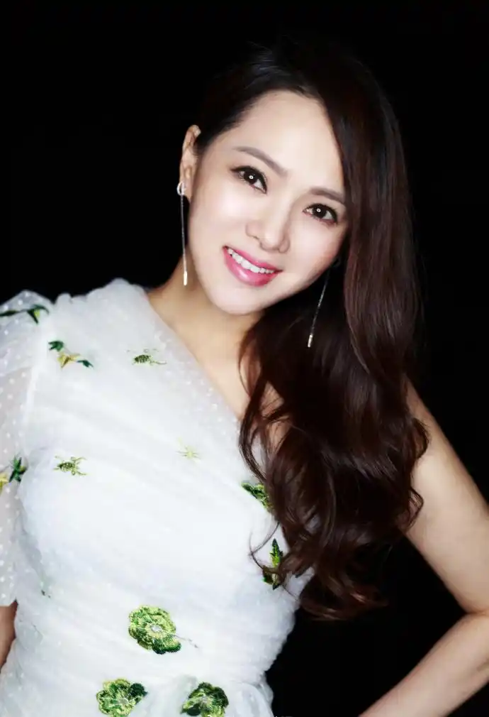 伊能静白色刺绣长裙性感红毯写真图片