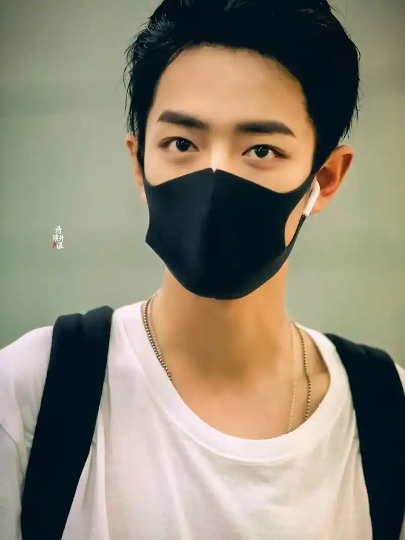肖战的大背头造型口罩都难以遮挡他的帅气