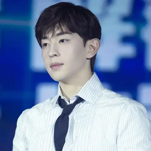 邓伦帅气迷人头像,明星头像图片-回车桌面