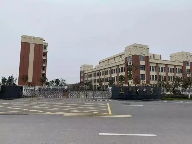 其中金海湾龙门府小区大门正对面就是通州湾中学,并且小区北门就是