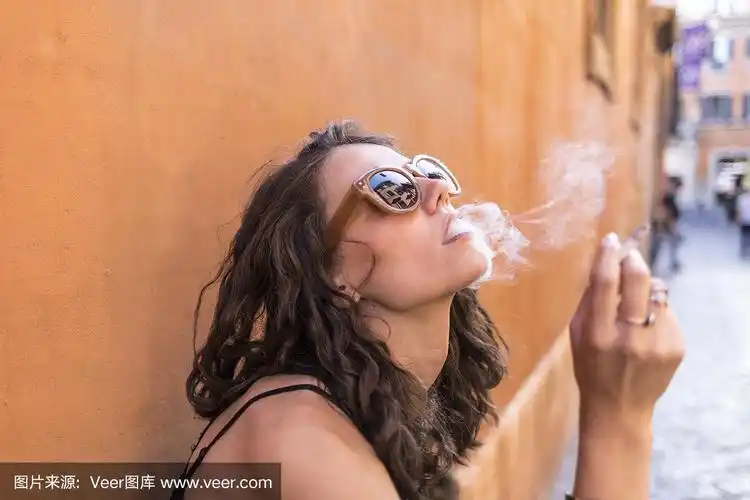 年轻女子独自在街上抽烟