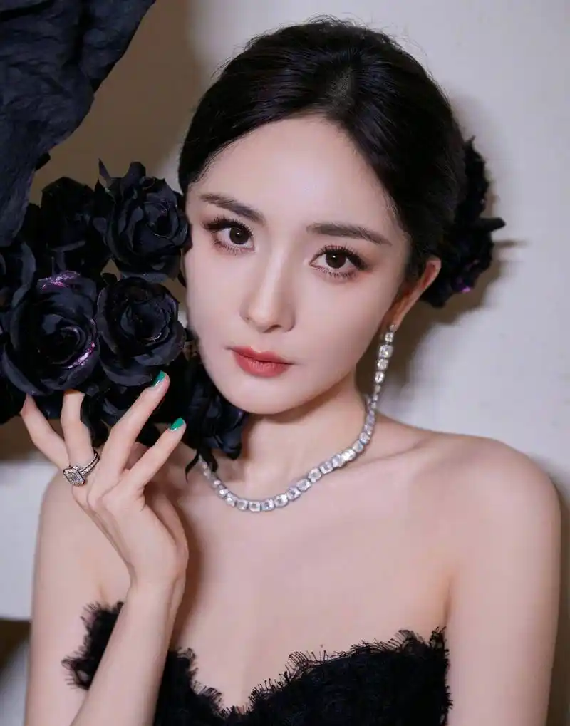 杨幂穿搭大揭秘!独特时尚风格让你惊艳不已!_造型_表演_魅力