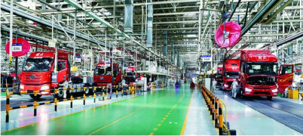 一汽解放卡车厂总装车间内,工人在装配车辆. 张扬 摄