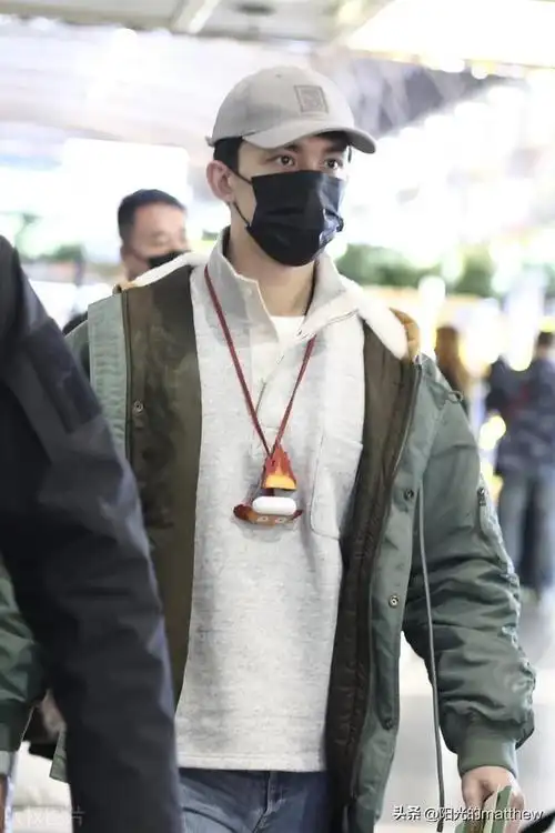 吴磊结束巴黎男装周行程返回北京