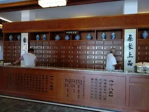 百草堂医师正在抓药