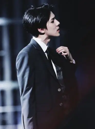 求吴世勋这两张照片的原图