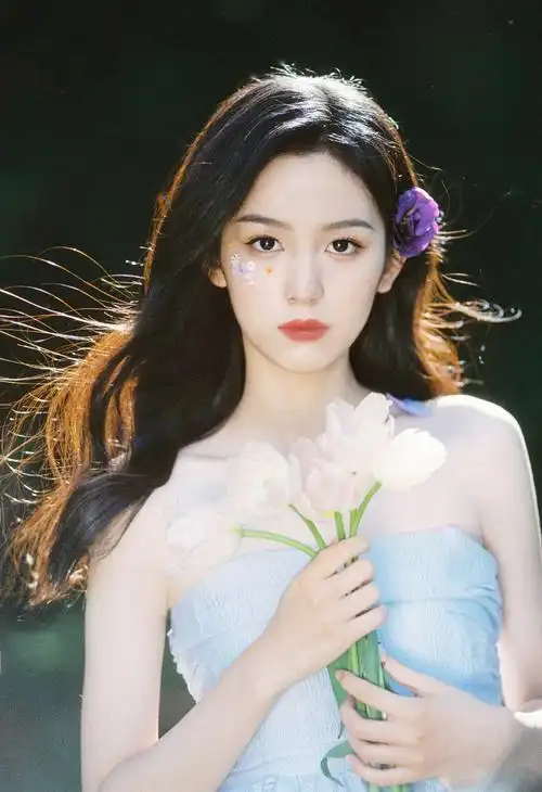 周也分享盛夏写真九宫格身着水蓝色抹胸裙置身花丛中