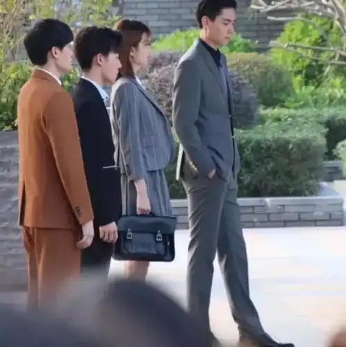 乔欣和胡一天拍戏被偶遇失去百万修图团队路人镜头下暴露真实腿型