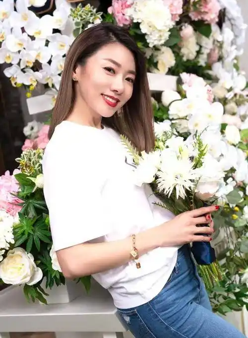 与郑恺交往期间,程晓玥先是与郑恺携手登上某档恋爱节目,后又与李小璐