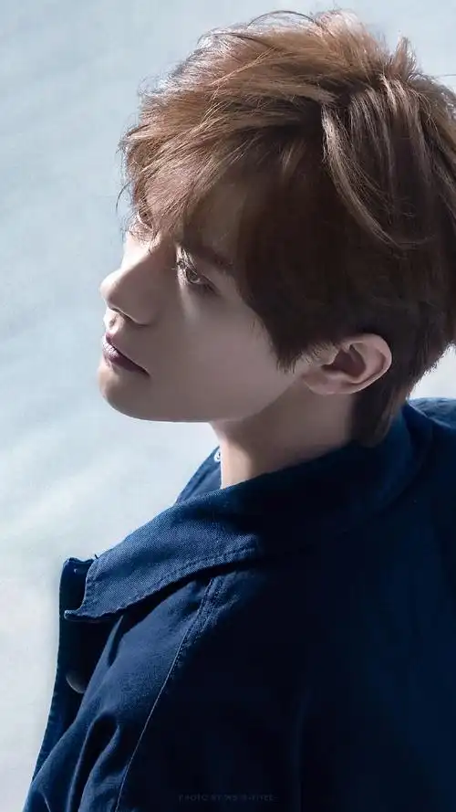 易烊千玺飘雪侧颜##易烊千玺阿玛尼美妆全球品牌代言人