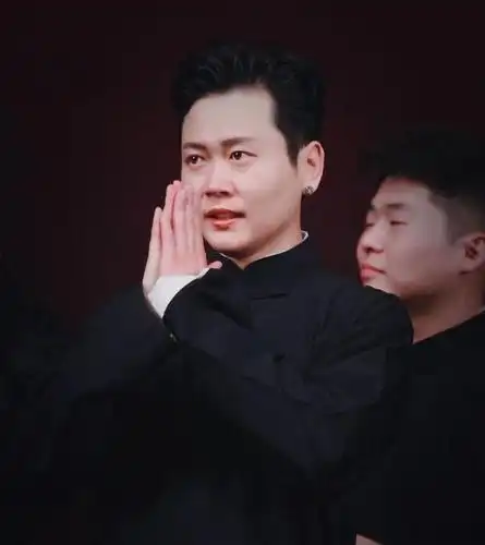 德云社孟鹤堂室内吸烟被拍,姿势熟练似老烟枪,苦等10年才出名