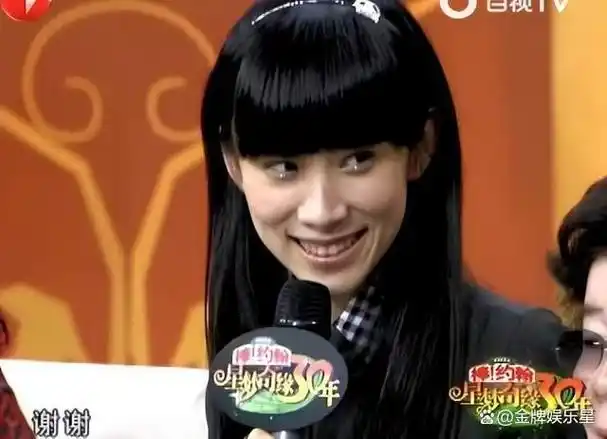 贝倩妮在离开荧屏前,长期主持《文娱星天地》,但昔日主持业务尚好的她