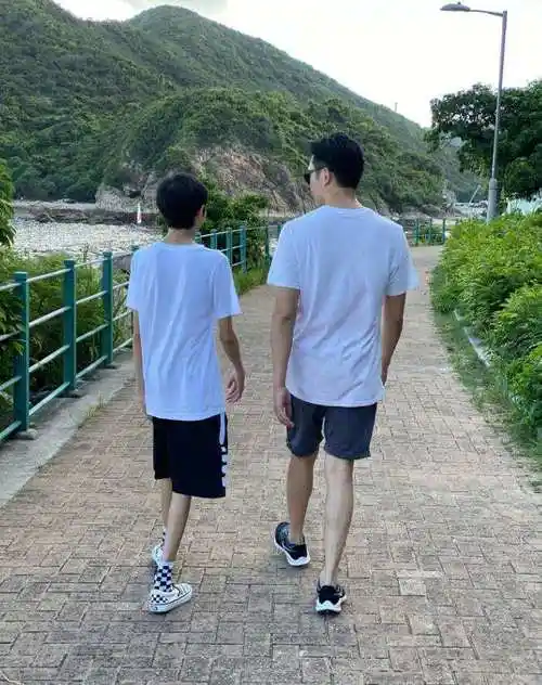 童年照,从小就继承爸妈大眼基因,15岁早已比妈妈高_张智霖_张慕_慕童