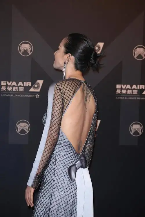 谭维维穿渔网裙参加活动一转身露出背后的纹身网友都被震了