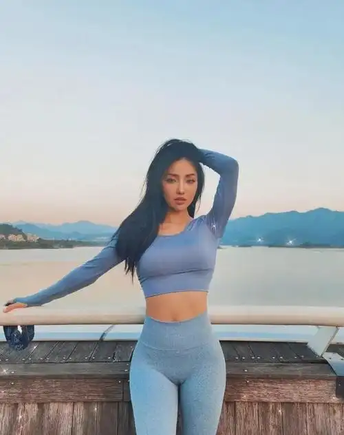 172cm杭州辣妹晒照,"欧美风"蚂蚁腰 大长腿.