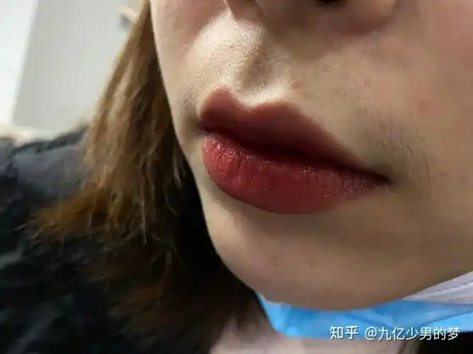 有小胡子的女生站住!