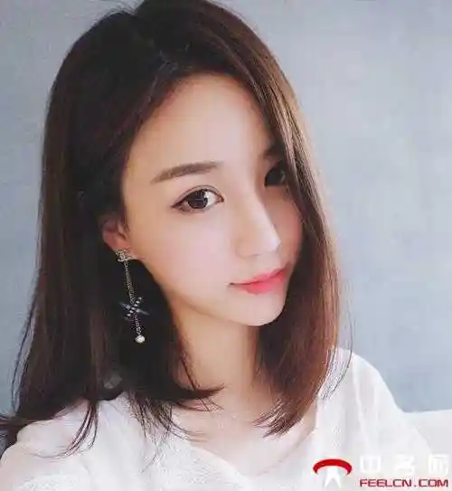 碎发的直发发型,带出夏季的清爽又是显得俏皮和可爱,萌萌修剪的齐刘海