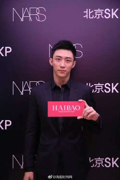 海报独家#你们老公@johnny黄景瑜的正面"证件照"来啦!