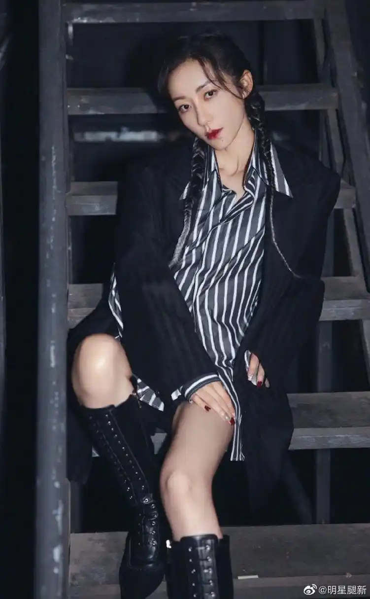 美腿女明星韩雪坐在梯子上拍写真唇红腿