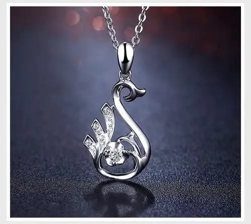 周六福白18k金天鹅钻石吊坠