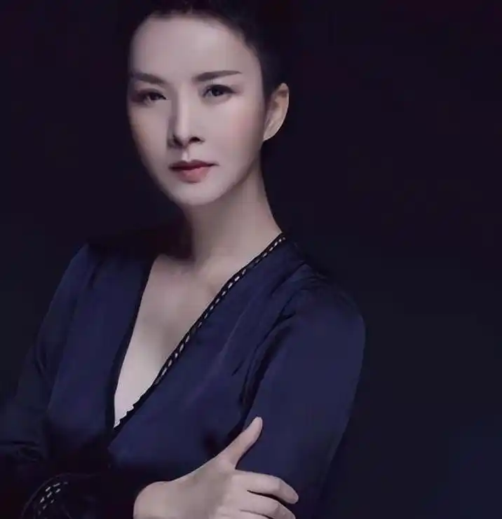 人生坚韧 谢兰在《大宅门》中扮演俏皮可爱,灵气十足的香秀丫头,这给