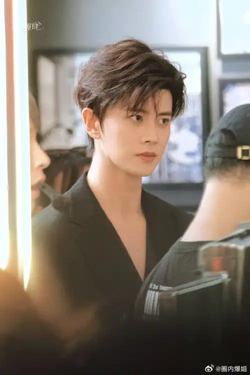 任嘉伦#品牌活动生图96贵公子气质藏不住了深v西装好撩人