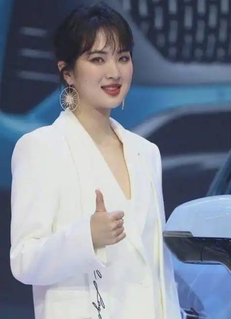 "华为千金"姚安娜,住着5亿豪宅,还有私人飞机,却非要当明星