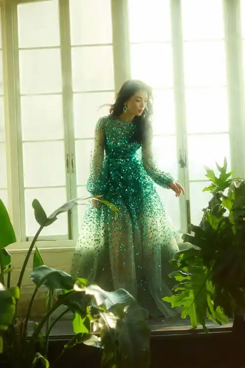 刘涛身穿翠绿纱裙赤脚起舞身姿轻盈寻觅仙野踪迹