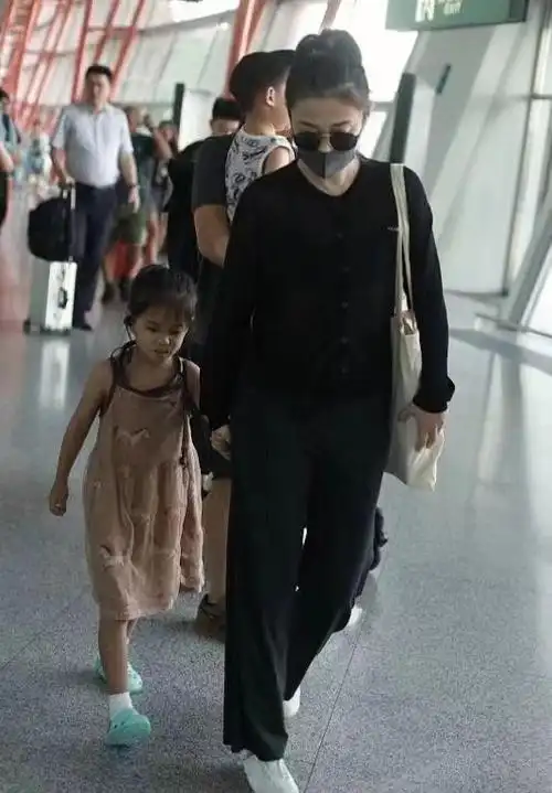 梅婷一家四口同框老公全程带娃很贤惠女儿继承妈妈黑眼圈