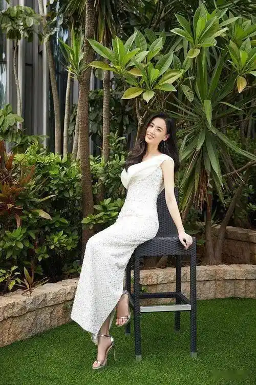 黄圣依拍写真坐姿优雅 配白裙气质卓绝