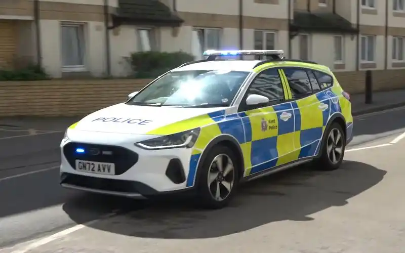 英国肯特郡警方全新福特福克斯旅行版警车出警