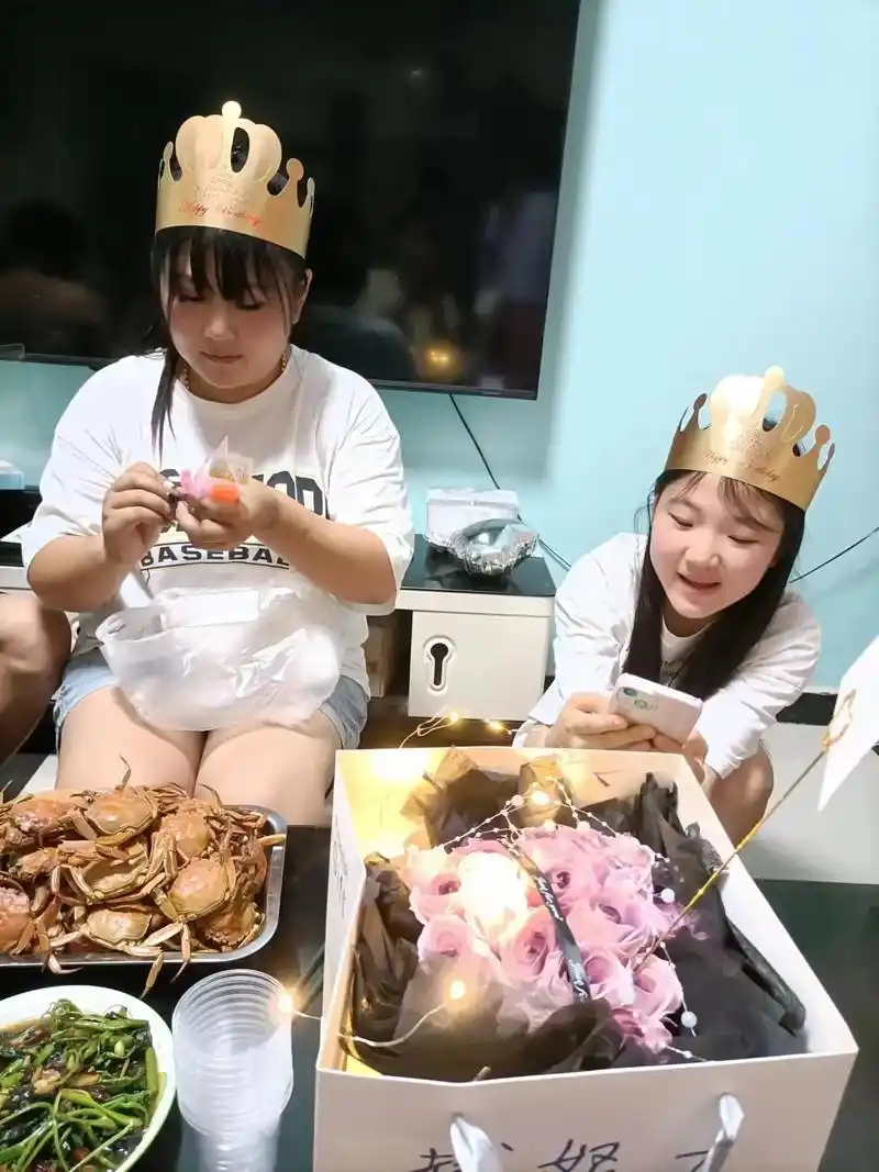 首先祝两个大美女生日快乐,永远十八[蛋糕][蛋糕][庆祝][庆祝]