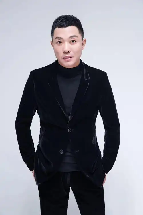 1977年9月6日出生于吉林省四平市,中国内地实力男歌手