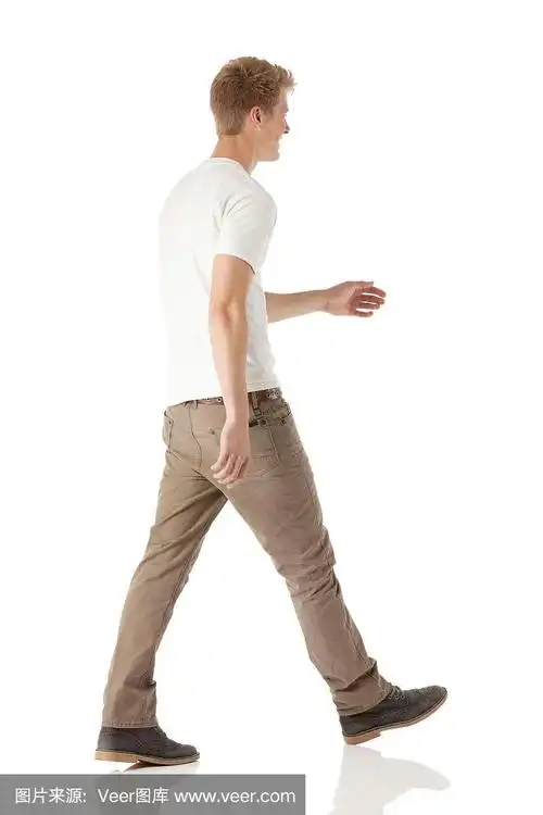 一个快乐的人的侧面行走