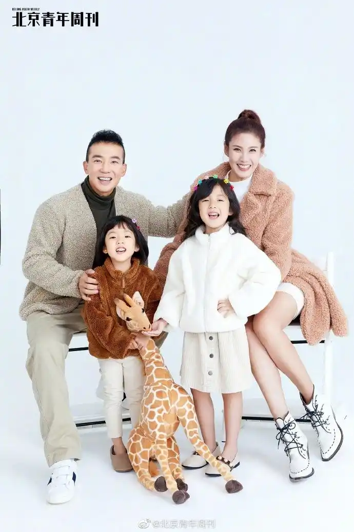 姍姍長大了～～擺拍照起來也絲毫不遜色～～ //	@刘畊宏willliu	:當有