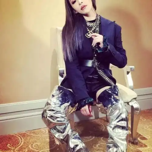 40岁萧亚轩白色上衣配蓝发气质依旧很美网友头发是亮点