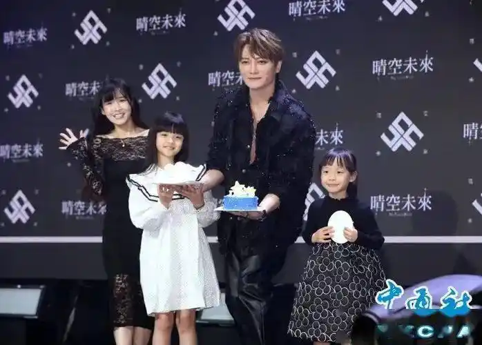 热搜第一知名歌手妻子涉毒被抓