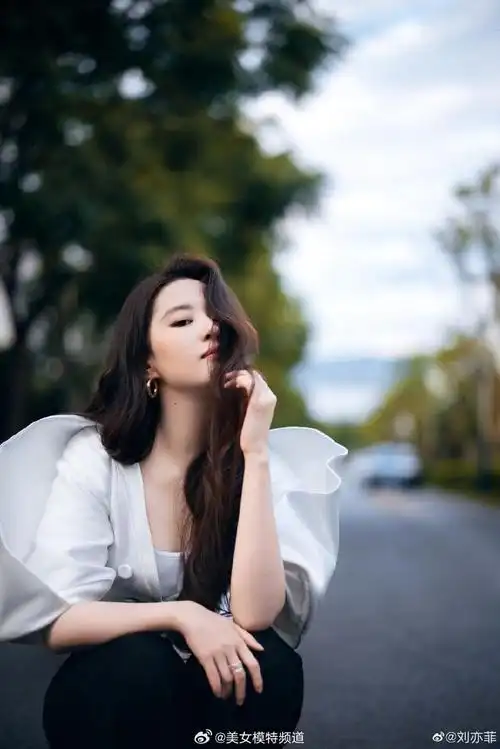 刘亦菲晒马路写真白色上衣长发微卷尽显大气时尚