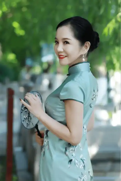 金扣子,专注于旗袍与中国风定制写真.