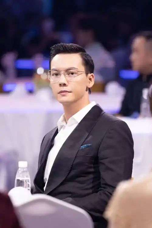 陈伟霆出席2021大湾区中秋电影音乐晚会演唱漫步人生路