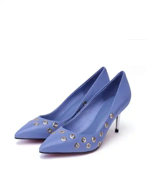 浅蓝色羊皮艺术孔钉高跟鞋