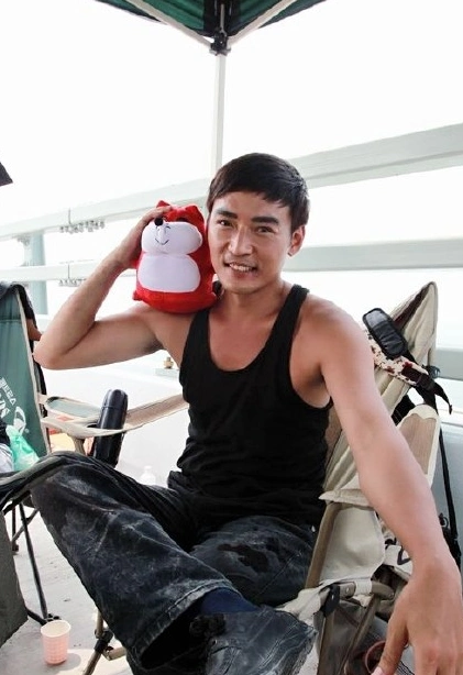 焦恩俊近照变样,胡子花白身材发福,与二婚妻子各玩各的互不干涉-搜狐