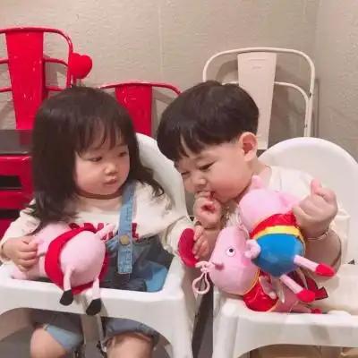 可爱搞笑的萌娃经典情侣双人头像--你就是找不到我呀