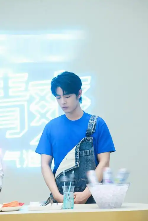 肖战终于穿背带裤了