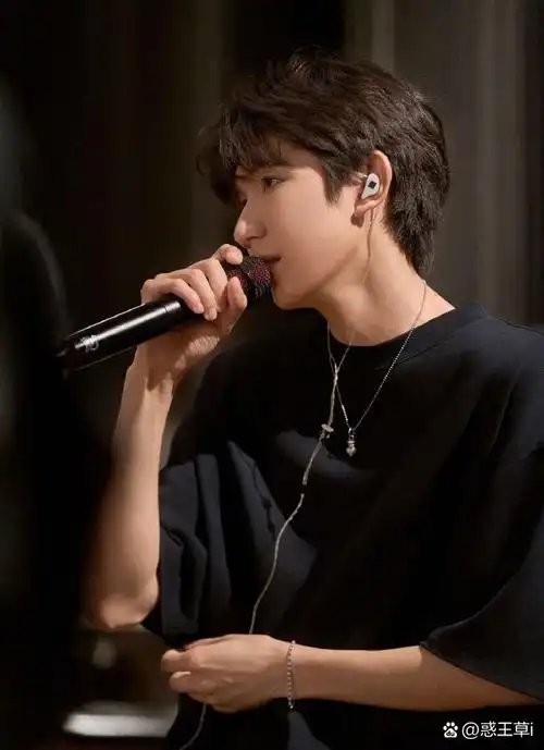 抛开本身吃不胖体质的原因,王源客观条件也是很难长胖