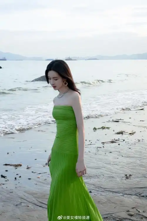陈都灵超绿意抹胸裙海滩漫步