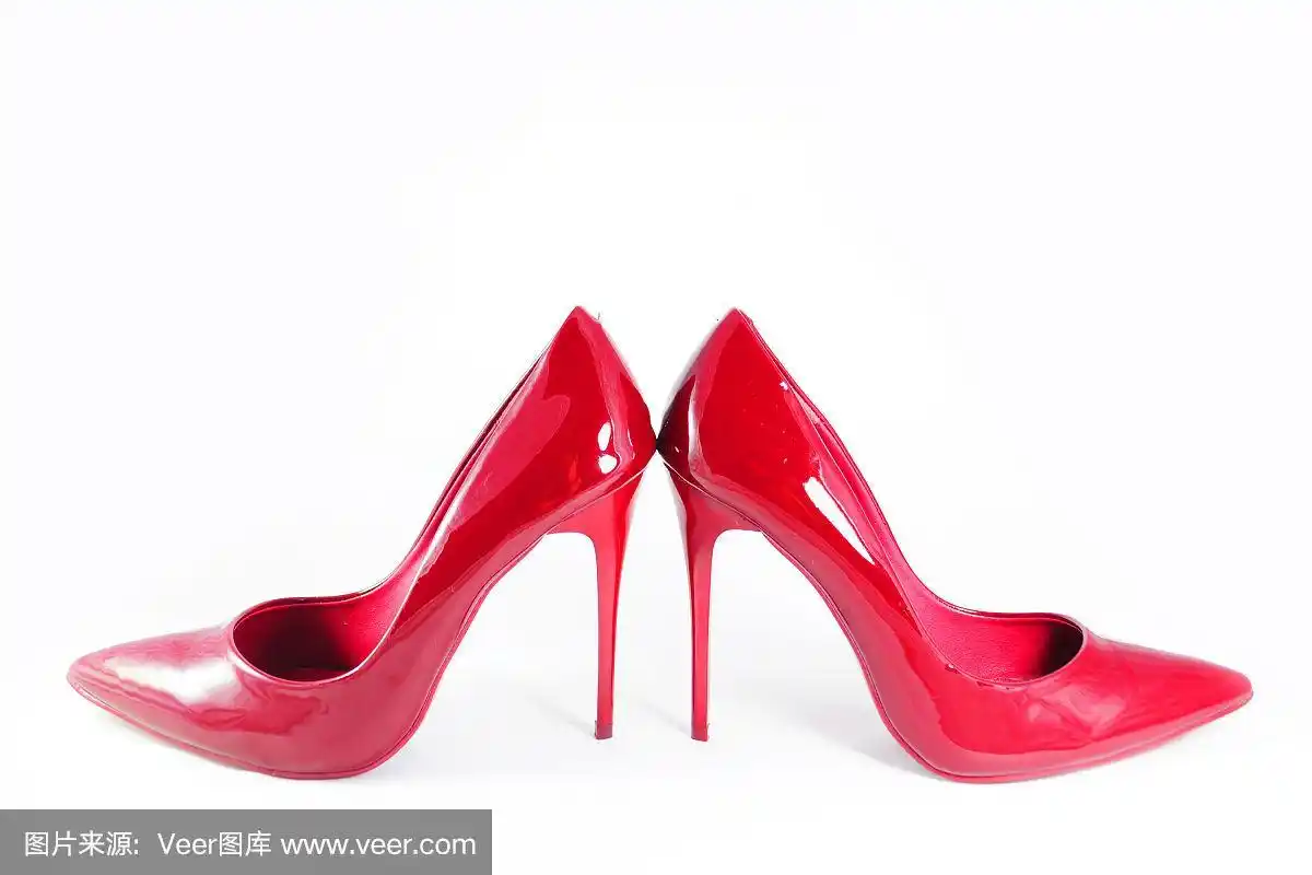 白色背景上的红色高跟鞋