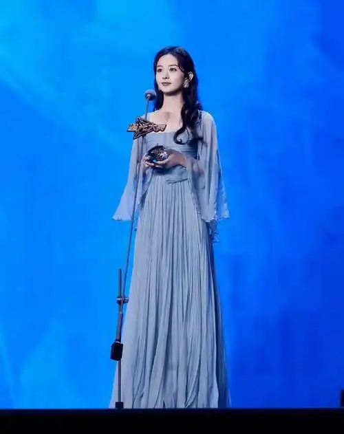 赵丽颖很有"贵妇范",穿黑色连衣裙配高马尾,披围巾也高贵优雅_感觉