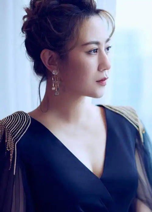 马丽气质真好,穿v领连衣裙配亮钻流苏,高级又大气|v领|发型_网易订阅